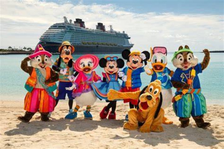 Do Disney staff live on Castaway Cay?