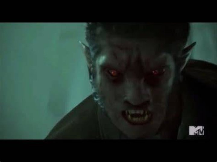 Does Scott turn into a full wolf?