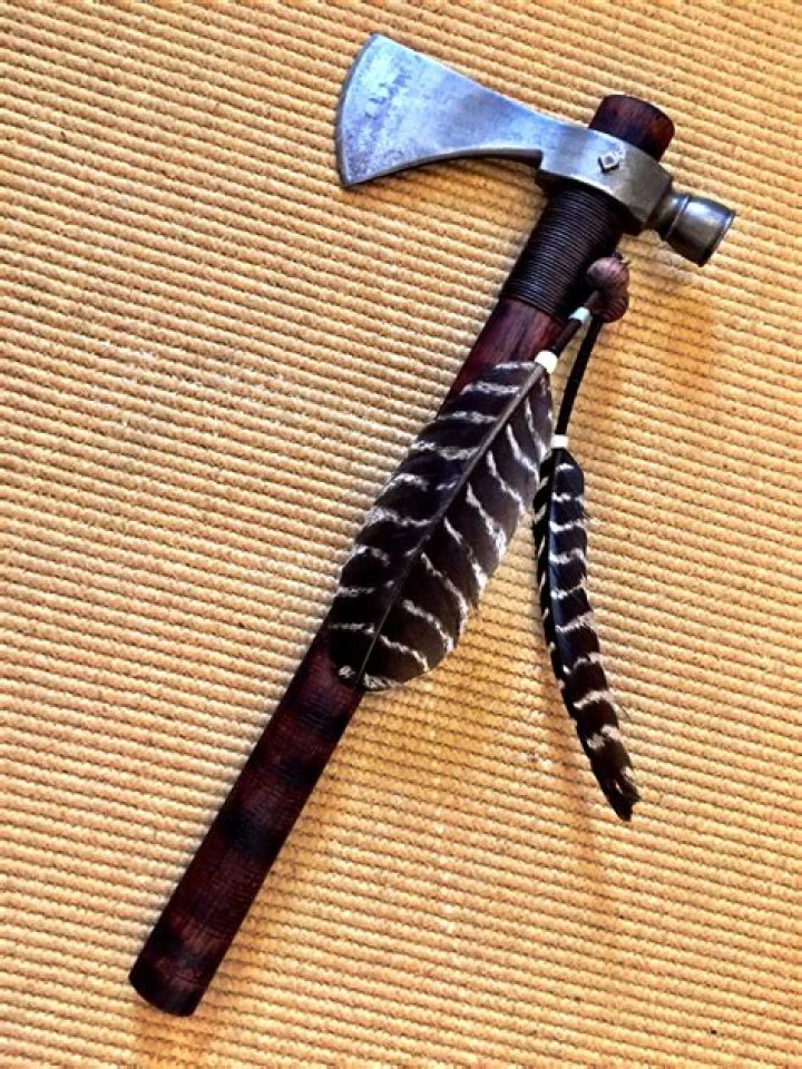 Is a tomahawk a throwing axe?
