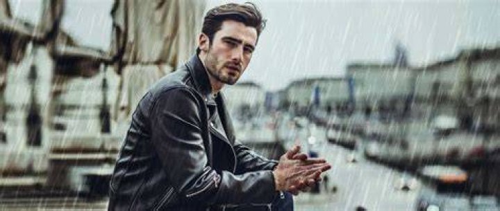 Is it OK to wear a leather jacket in the rain?